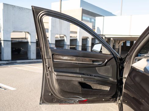 Used 2015 BMW 750Li xDrive image 41