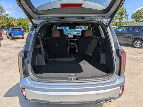 Certified 2023 Kia Telluride EX w/ EX Captain's Chair Package FWD image 12