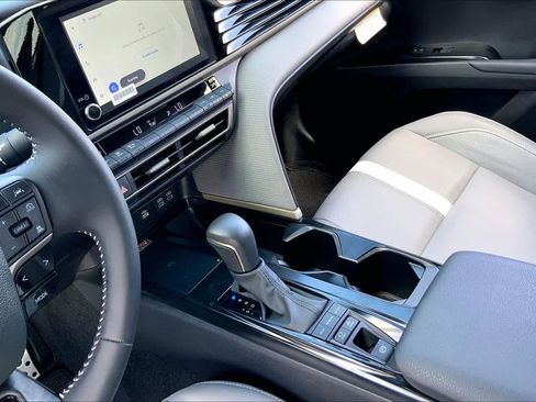 Used 2025 Toyota Camry SE w/ Convenience Package FWD image 16