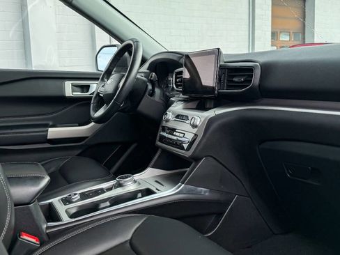 Used 2022 Ford Explorer XLT w/ Equipment Group 202A image 11