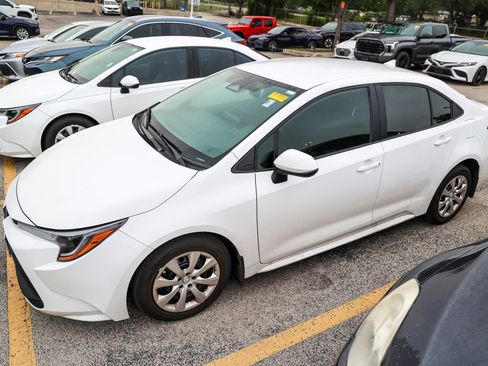 Used 2025 Toyota Corolla LE FWD image 10