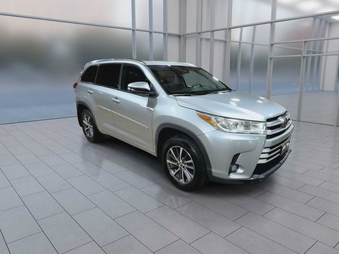 Used 2018 Toyota Highlander XLE w/ Protection Package #3 AWD/4WD image 2