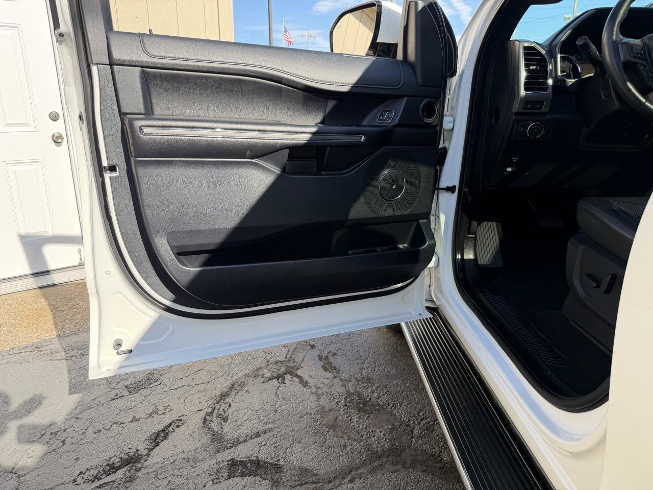Used 2020 Ford Expedition XLT w/ Equipment Group 202A AWD/4WD image 29
