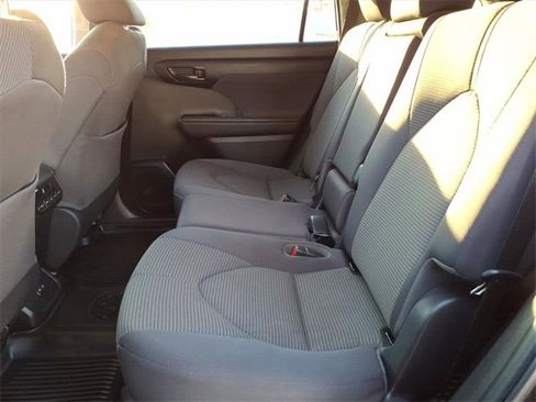 Used 2022 Toyota Highlander LE image 10