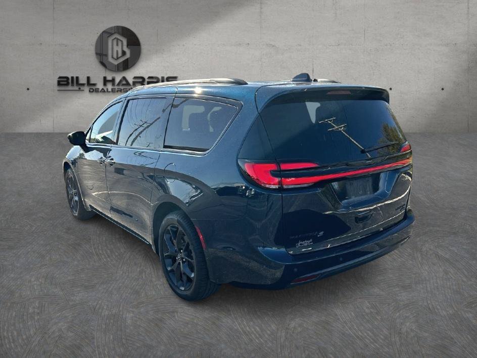 Used 2025 Chrysler Pacifica Limited AWD/4WD image 3