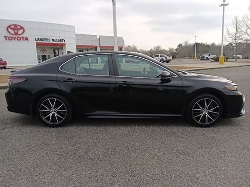 Used 2024 Toyota Camry SE image 2