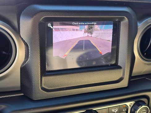 Used 2023 Jeep Gladiator Sport AWD/4WD image 31