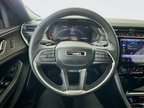 Used 2024 Jeep Grand Cherokee Limited w/ Luxury Tech Group II image 11