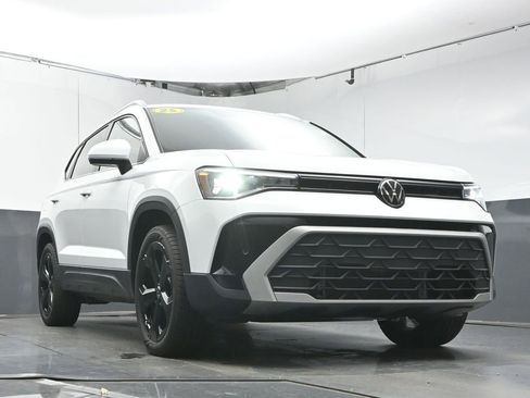 Used 2025 Volkswagen Taos SE image 31