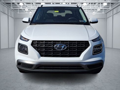 Certified 2025 Hyundai Venue SE FWD image 2