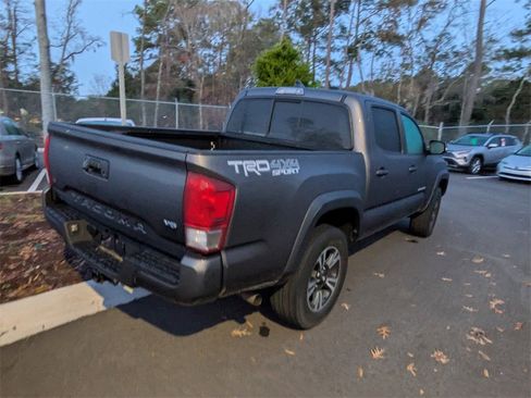 Used 2016 Toyota Tacoma TRD Sport image 7