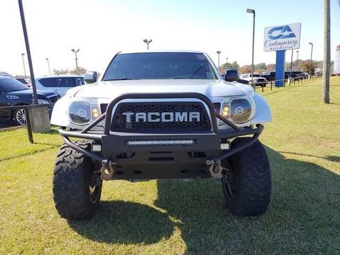 Used 2011 Toyota Tacoma PreRunner image 2
