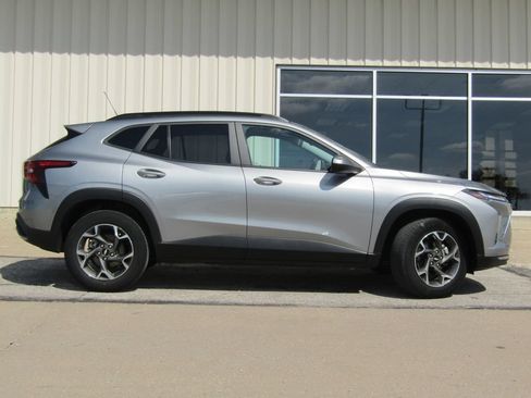 Used 2024 Chevrolet Trax LT FWD image 2