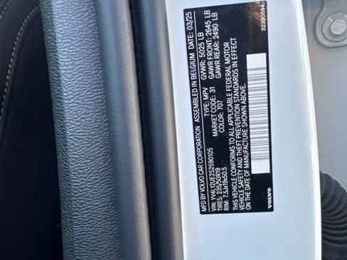 Certified 2025 Volvo XC40 B5 Plus AWD/4WD image 28