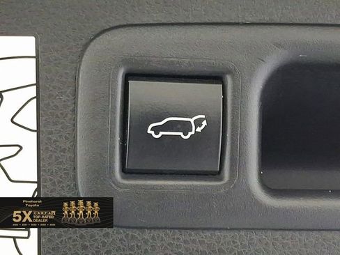 Used 2023 Toyota Highlander Limited image 35