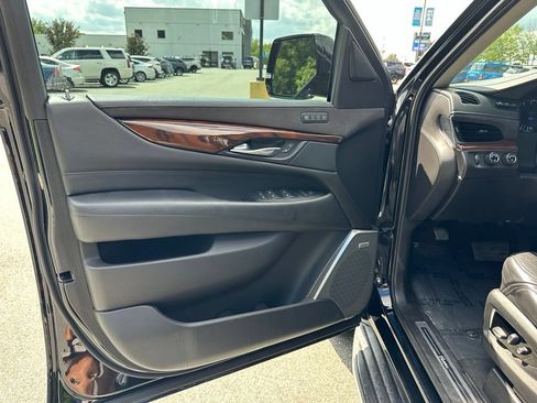 Used 2018 Cadillac Escalade Luxury AWD/4WD image 31