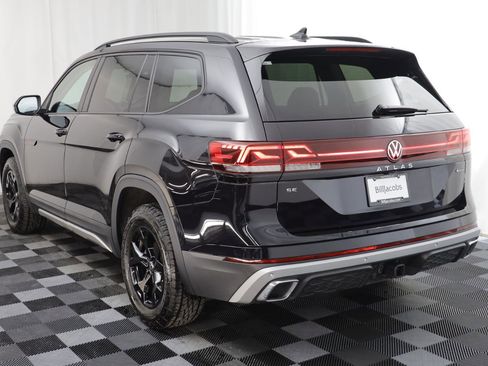 Used 2025 Volkswagen Atlas Peak Edition SE image 15