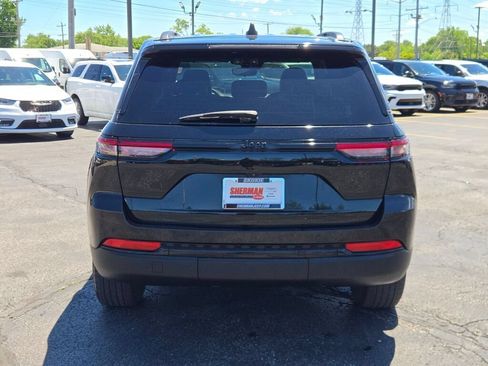 Certified 2024 Jeep Grand Cherokee Altitude RWD image 17