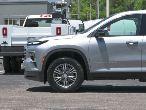 Used 2025 Chevrolet Traverse LT w/ Driver Confidence Package FWD image 5