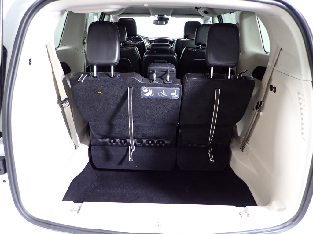 Used 2021 Chrysler Pacifica Touring-L FWD image 13