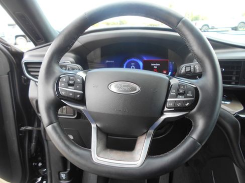 Used 2022 Ford Explorer Platinum w/ Equipment Group 601A image 4