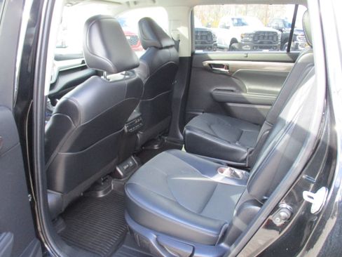 Used 2022 Toyota Highlander Platinum image 14