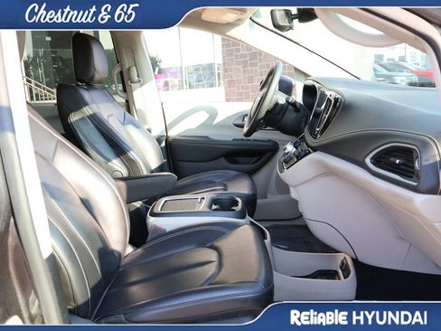 Used 2023 Chrysler Pacifica Touring-L AWD/4WD image 9