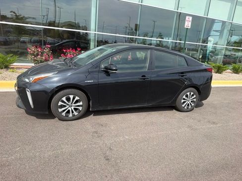 Used 2019 Toyota Prius LE AWD/4WD image 3