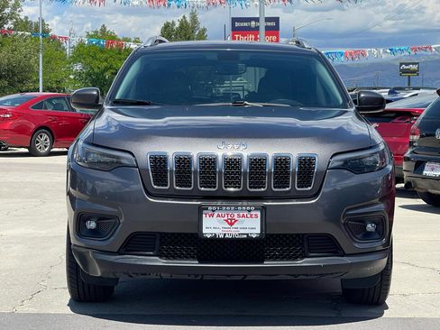 Used 2019 Jeep Cherokee Latitude Plus w/ Comfort/Convenience Group AWD/4WD image 2