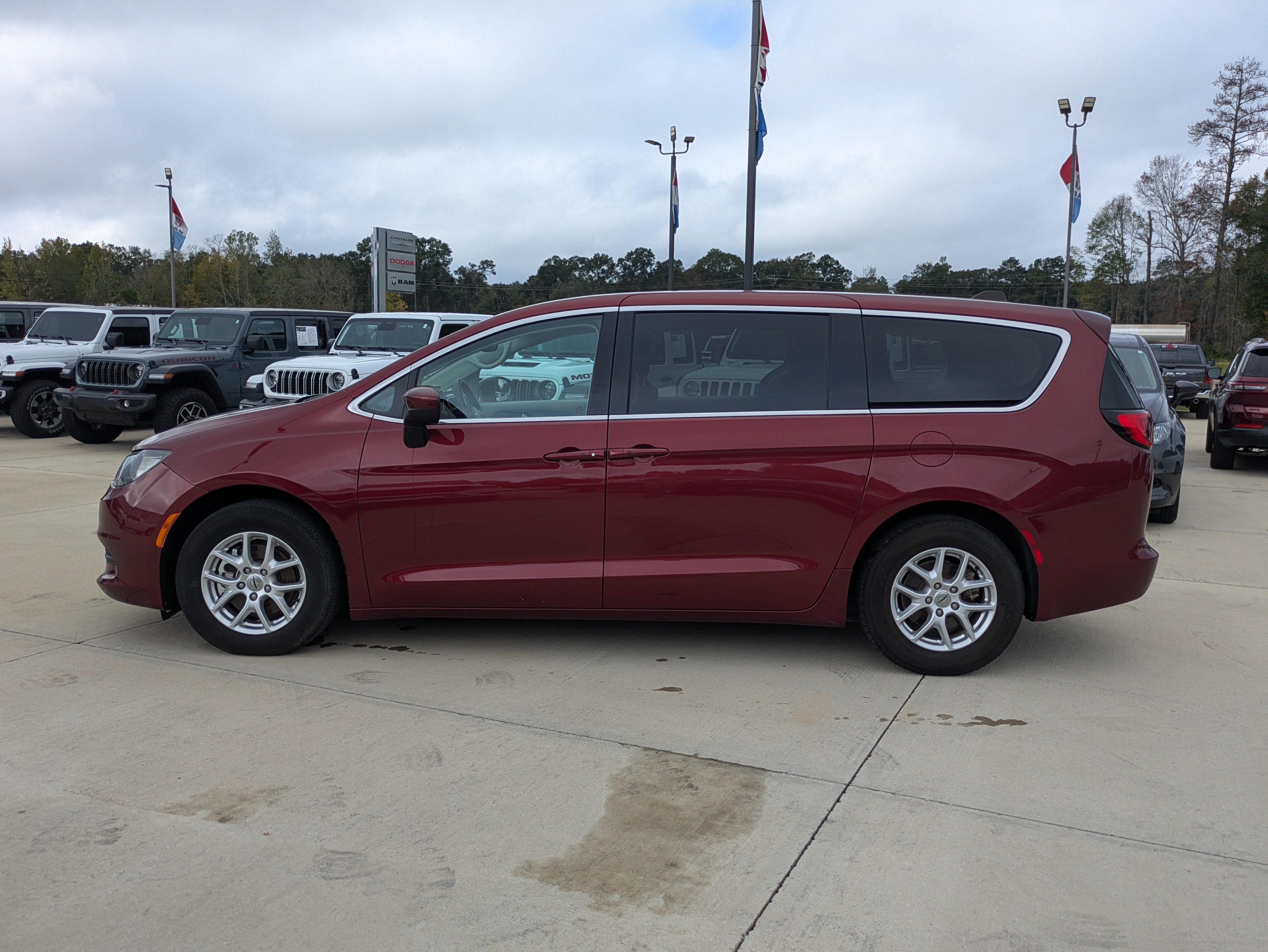 Used 2023 Chrysler Voyager LX FWD image 2
