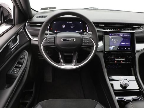 Used 2023 Jeep Grand Cherokee Altitude image 12