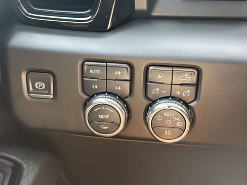 Used 2024 GMC Sierra 1500 AT4 w/ Technology Package AWD/4WD image 18