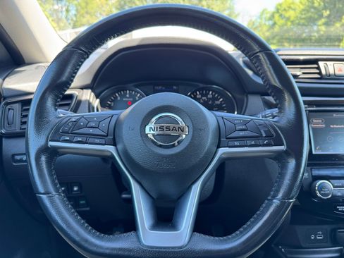 Used 2018 Nissan Rogue SV image 15