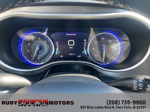 Used 2023 Chrysler Pacifica Touring-L image 15