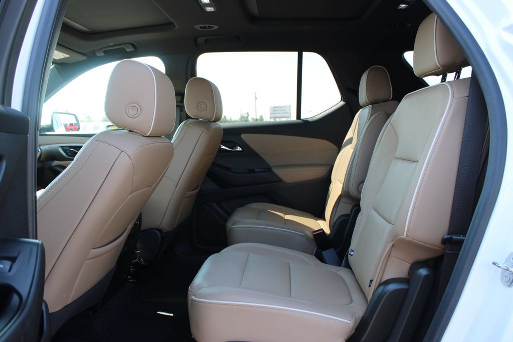 Used 2023 Chevrolet Traverse Premier FWD image 26
