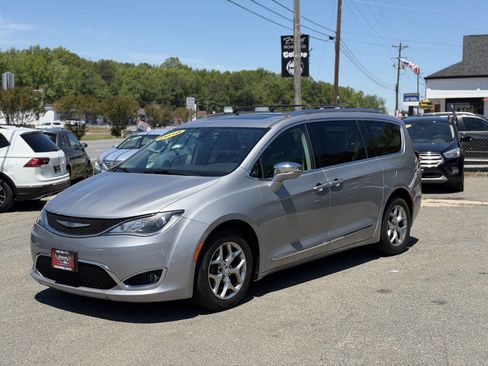 Used 2018 Chrysler Pacifica Limited FWD image 1