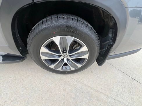 Used 2021 Toyota Highlander XLE image 25