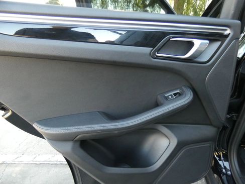 Used 2018 Porsche Macan Sport Edition image 45