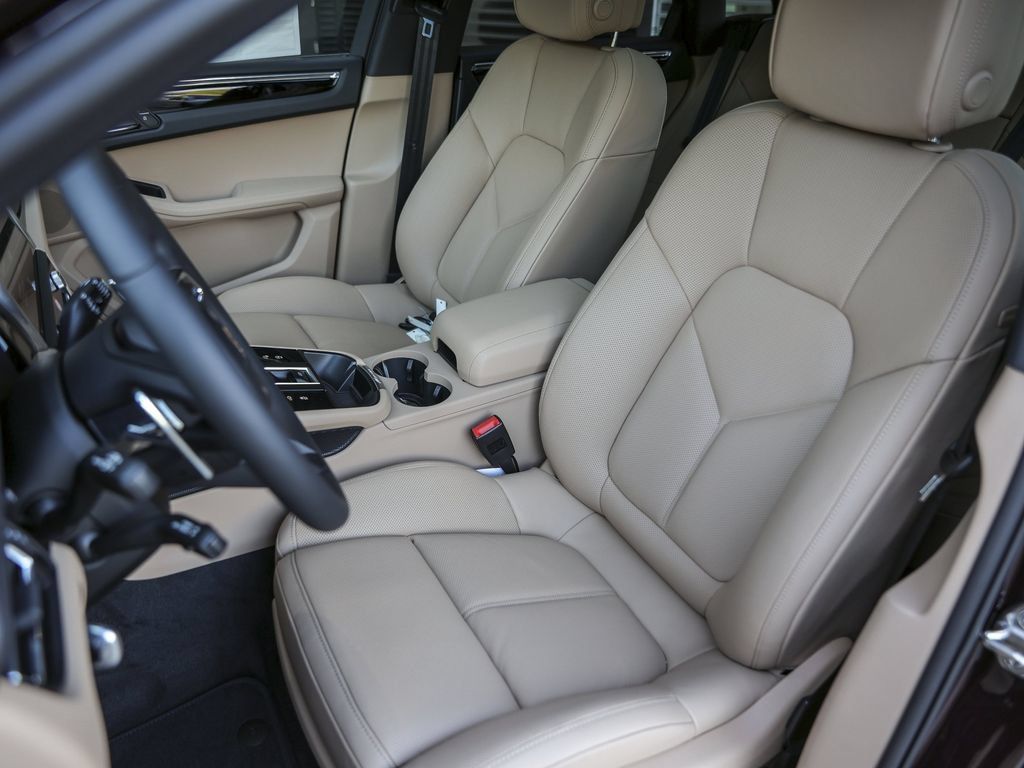 Certified 2026 Porsche Macan AWD/4WD image 5