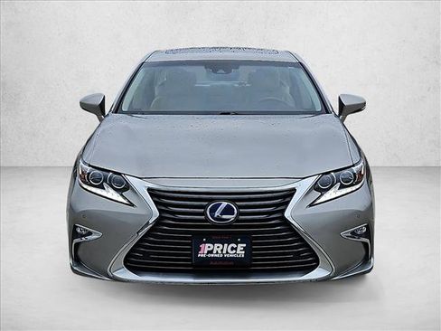 Used 2017 Lexus ES 300h w/ Luxury Package image 2