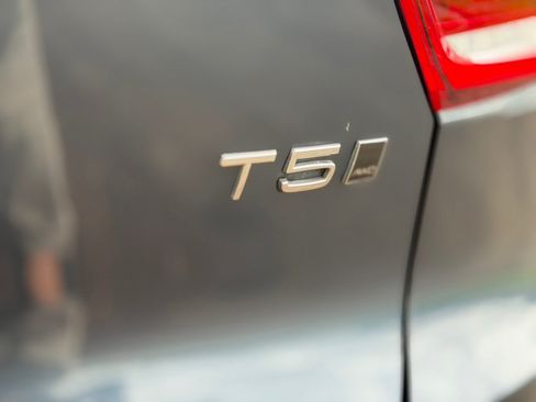Used 2022 Volvo XC40 T5 Momentum AWD/4WD image 6
