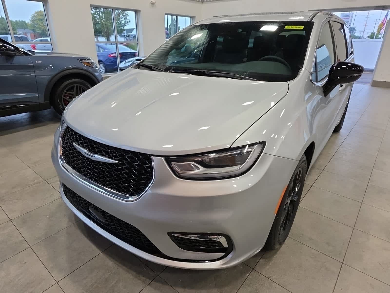 Used 2026 Chrysler Pacifica Limited FWD image 1