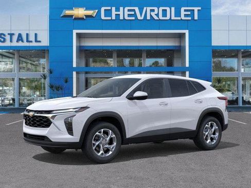 Used 2026 Chevrolet Trax LS w/ LS Convenience Package FWD image 2