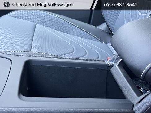 New 2025 Volkswagen Tiguan SE image 41