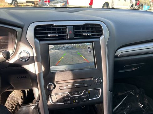 Used 2018 Ford Fusion SE w/ Fusion SE Technology Package image 19