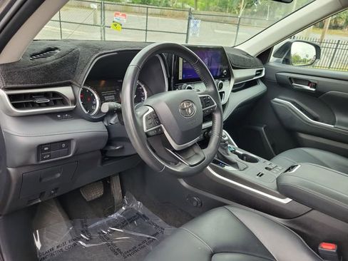Used 2024 Toyota Highlander XLE FWD image 12