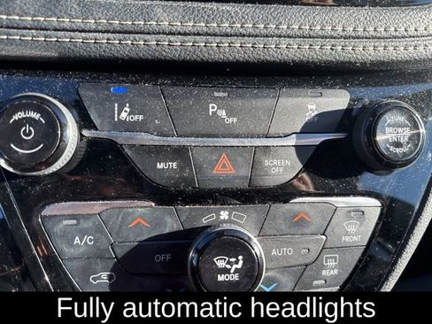 Used 2021 Chrysler Pacifica Touring w/ Uconnect Theater Family Group image 19