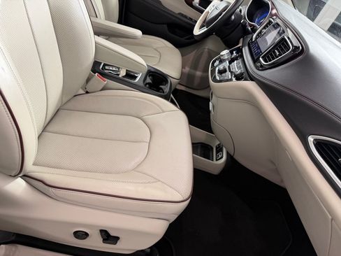 Used 2018 Chrysler Pacifica Limited FWD image 24