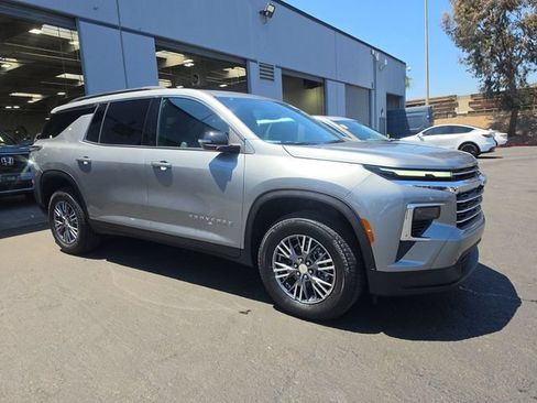 Used 2026 Chevrolet Traverse LT AWD/4WD image 2