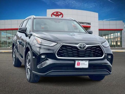 Certified 2024 Toyota Highlander XLE image 1